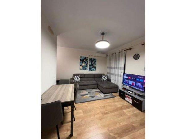Tirane, jepet me qera apartament 1+1+BLK Kati 8, 65 m² 450 Euro (Rruga Beqir Luga)