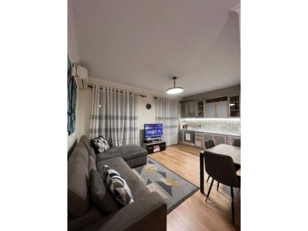 Tirane, jepet me qera apartament 1+1+BLK Kati 8, 65 m² 450 Euro (Rruga Beqir Luga)