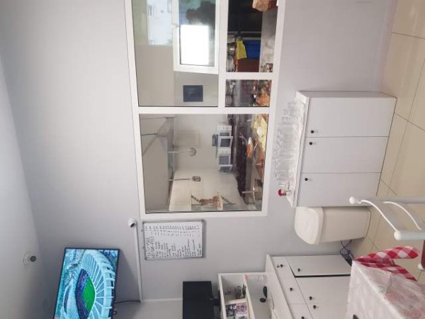 Tirane, jap me qera ambjent biznesi Kati 0, 60 m² 450 Euro (Rr.frosina plaku kompleksi kontakt)