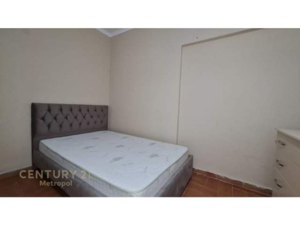 Tirane, jepet me qera apartament 3+1 Kati 3, 100 m² 650 Euro (Komuna e Parisit)