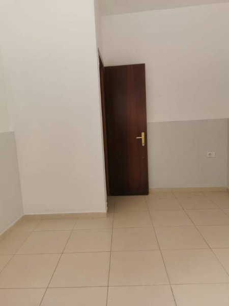 Tirane, jepet me qera ambjent biznesi Kati 0, 40 m² 350 Euro (Rruga Fortuzi)