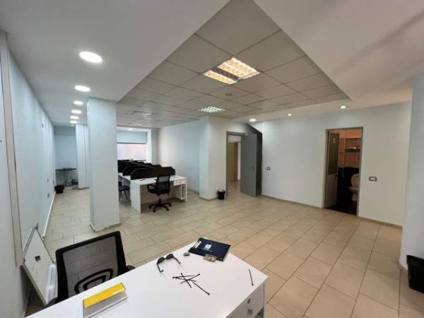 Tirane, jepet me qera ambjent biznesi Kati 2, 115 m² 500 Euro (21 Dhjetori)