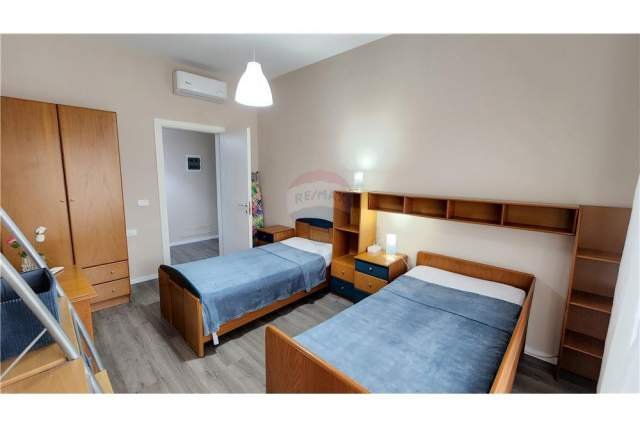 Tirane, jepet me qera apartament 2+1 Kati 8, 109 m² 700 Euro (Rruga Kavajes - Kompleksi Delijorgji, Shqipëri)