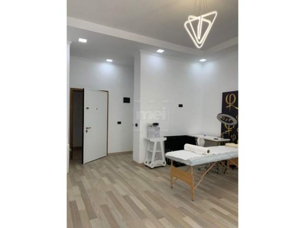 Tirane, jap me qera zyre Kati 2, 34 m² 400 Euro (rruga Kavajes)