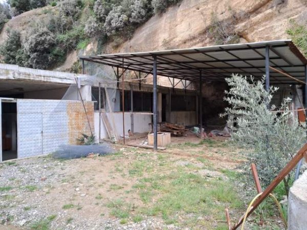 Tirane, jepet me qera magazine Kati 0, 400 m² 2.500 Euro