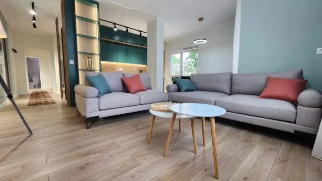 Tirane, jepet me qera apartament 2+1 Kati 3, 900 Euro (prane Qendres Kristal)