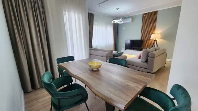 Tirane, jepet me qera apartament 2+1 Kati 3, 900 Euro (prane Qendres Kristal)