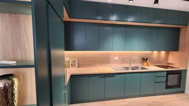 Tirane, jepet me qera apartament 2+1 Kati 3, 900 Euro (prane Qendres Kristal)