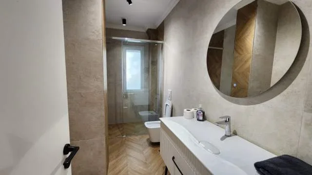 Tirane, jepet me qera apartament 2+1 Kati 3, 900 Euro (prane Qendres Kristal)