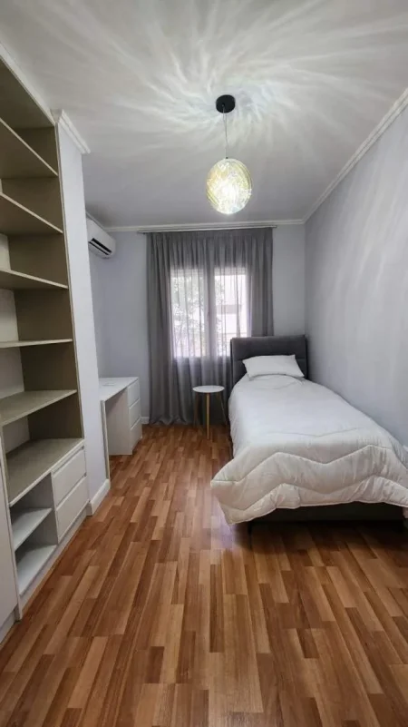 Tirane, jepet me qera apartament 2+1 Kati 3, 900 Euro (prane Qendres Kristal)