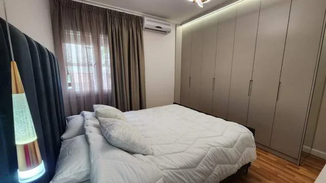 Tirane, jepet me qera apartament 2+1 Kati 3, 900 Euro (prane Qendres Kristal)