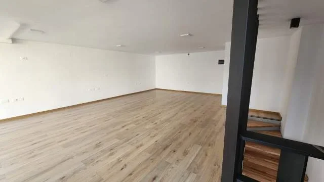 Tirane, jepet me qera ambjent biznesi 100 m² 650 Euro (Astir)