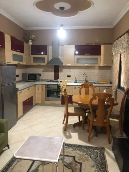 Tirane, jepet me qera apartament 1+1+Ballkon Kati 1, 70 m² 500 € (MEDRESEJA)