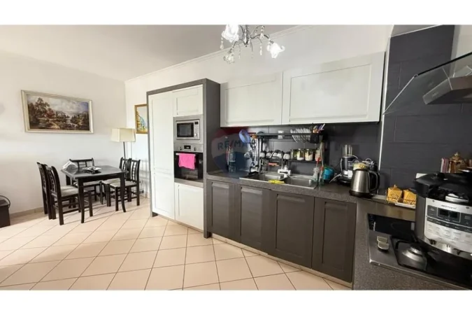 Tirane, shitet apartament 1+1 Kati 5, 74 m² 146.000 € (Rruga Kavajes! 146,000 €)