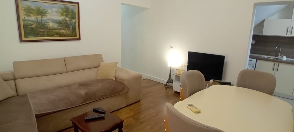 Tirane, jepet me qera Vile 2+1+Ballkon Kati 2, 120 m² 700 € (rruga mine peza)