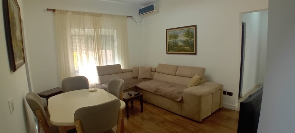 Tirane, jepet me qera Vile 2+1+Ballkon Kati 2, 120 m² 700 € (rruga mine peza)