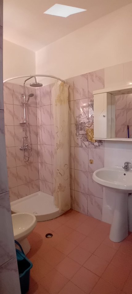 Tirane, jepet me qera Vile 2+1+Ballkon Kati 2, 120 m² 700 € (rruga mine peza)