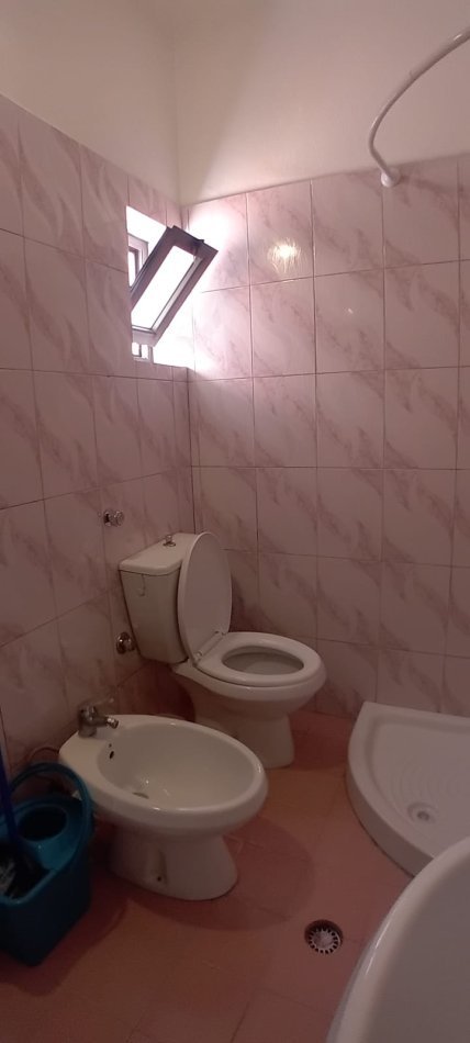 Tirane, jepet me qera Vile 2+1+Ballkon Kati 2, 120 m² 700 € (rruga mine peza)