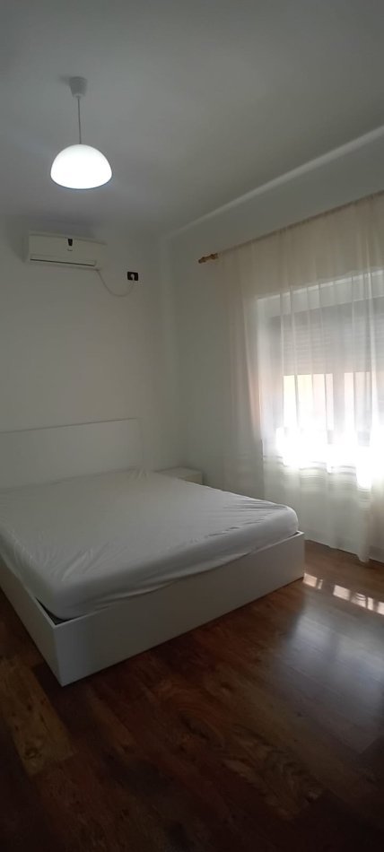 Tirane, jepet me qera Vile 2+1+Ballkon Kati 2, 120 m² 700 € (rruga mine peza)