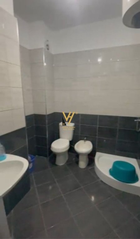 Tirane, jepet me qera apartament 2+1+Ballkon Kati 5, 80 m² 470 € (SELITE)