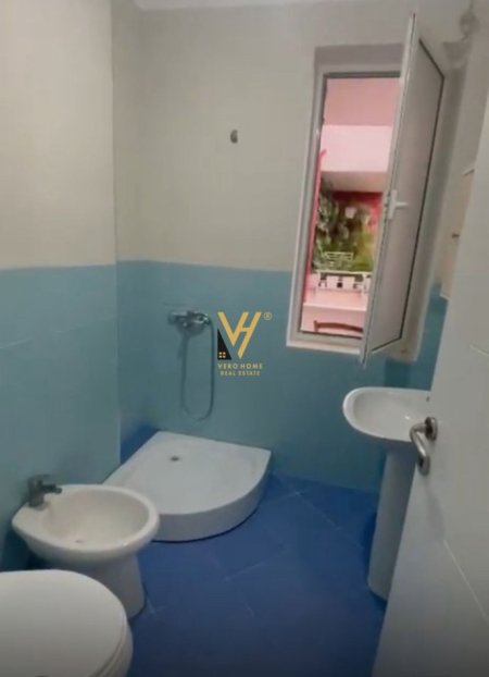 Tirane, jepet me qera apartament 2+1+Ballkon Kati 5, 80 m² 470 € (SELITE)