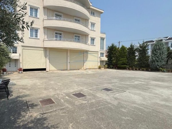 Tirane, jepet me qera ambjent biznesi Kati 0, 222 m² 1.000 € 