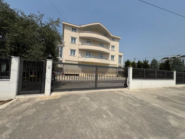 Tirane, jepet me qera ambjent biznesi Kati 0, 222 m² 1.000 € 