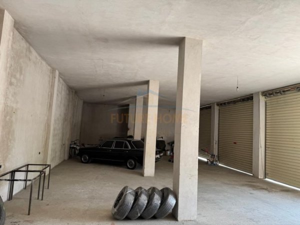 Tirane, jepet me qera ambjent biznesi Kati 0, 222 m² 1.000 € 