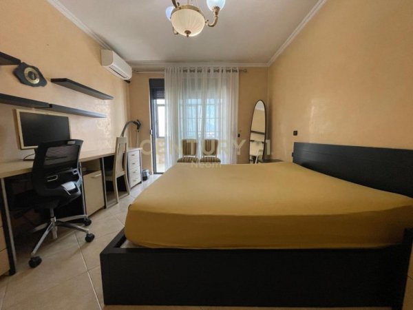 Tirane, jepet me qera apartament 3+1+Aneks+Ballkon Kati 5, 160 m² 1.000 € (Rr. Skender Luarasi)