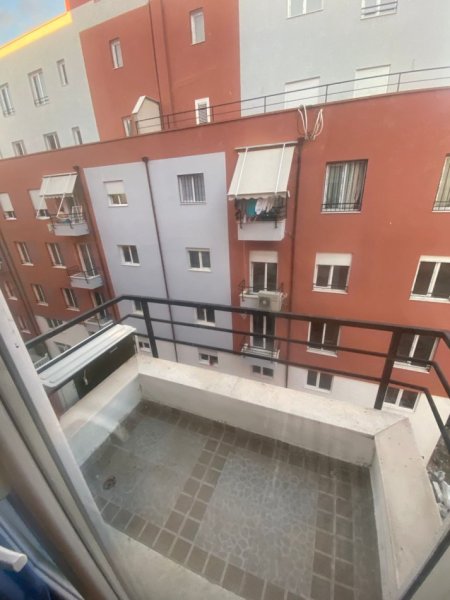 Tirane, jepet me qera apartament 1+1 Kati 3, 60 m² 500 € (Rruga selit)