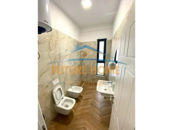 Tirane, jepet me qera ambjent biznesi Kati 4, 133 m² 900 € 