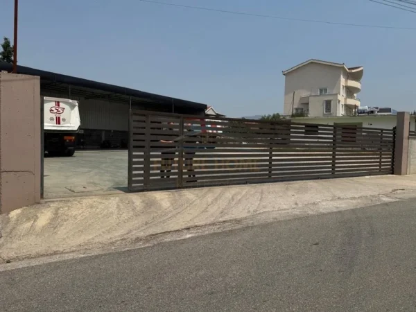 Tirane, jepet me qera ambjent biznesi Kati 0, 189 m² 1.000 € 