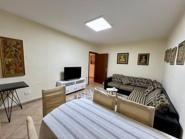 Tirane, jepet me qera apartament 1+1+Ballkon Kati 1, 67 m² 500 € (21 Dhjetori)
