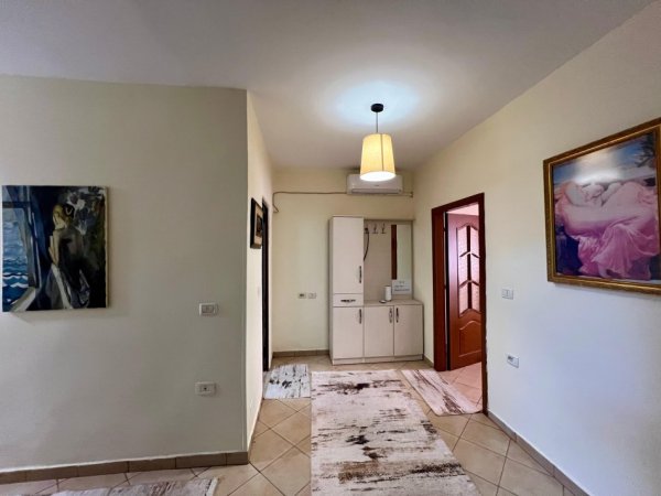 Tirane, jepet me qera apartament 1+1+Ballkon Kati 1, 67 m² 500 € (21 Dhjetori)