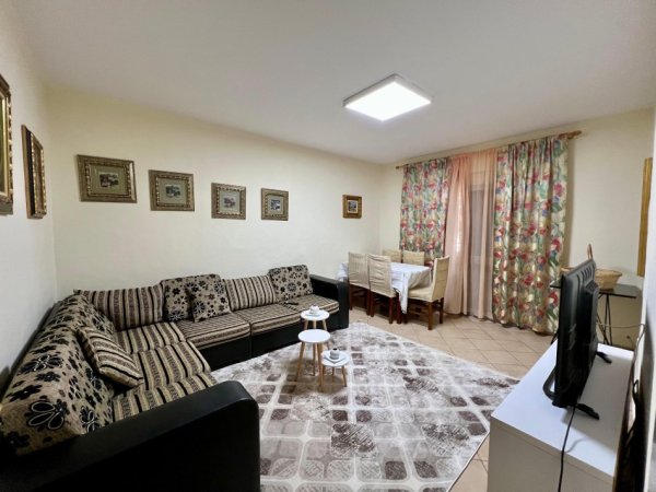 Tirane, jepet me qera apartament 1+1+Ballkon Kati 1, 67 m² 500 € (21 Dhjetori)