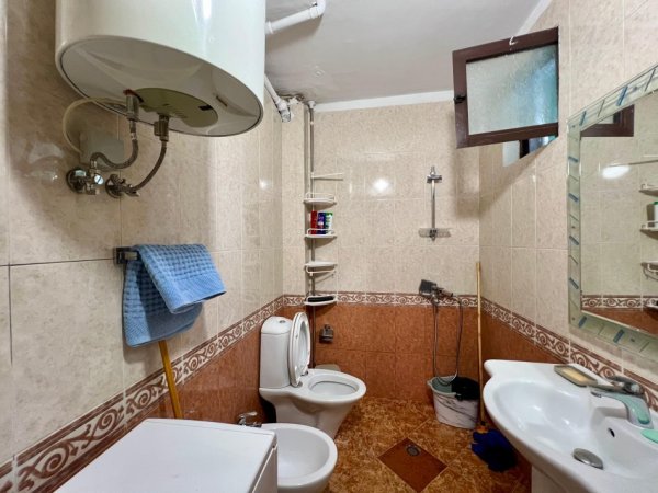 Tirane, jepet me qera apartament 1+1+Ballkon Kati 1, 67 m² 500 € (21 Dhjetori)