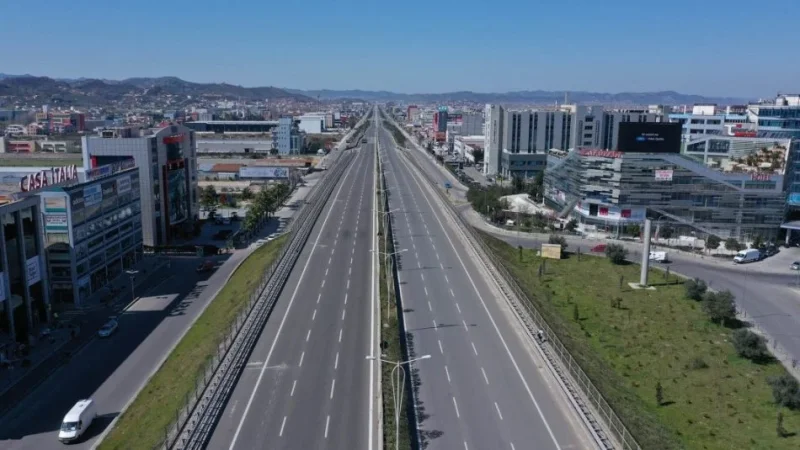 Tirane, shitet magazine , 2.200 m² (Autostrada Tirane-Durres)