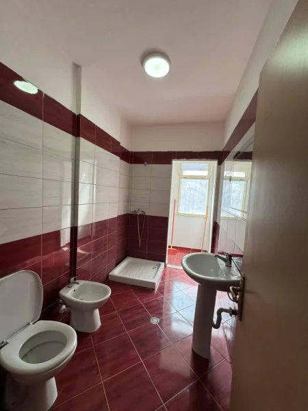 Tirane, jepet me qera apartament 2+1 Kati 3, 110 m² 550 € 