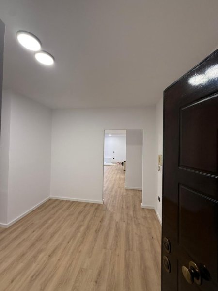 Tirane, jepet me qera ambjent biznesi Kati 1, 100 m² 1.000 € (Myslym Shyri)
