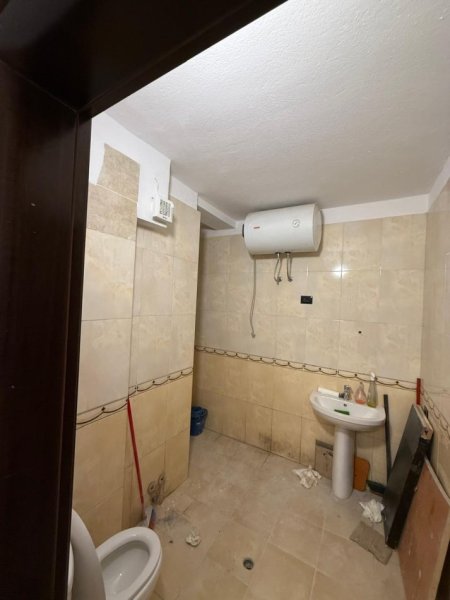 Tirane, jepet me qera ambjent biznesi Kati 1, 100 m² 1.000 € (Myslym Shyri)