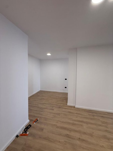 Tirane, jepet me qera ambjent biznesi Kati 1, 100 m² 1.000 € (Myslym Shyri)