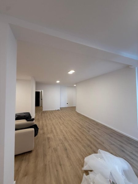 Tirane, jepet me qera ambjent biznesi Kati 1, 100 m² 1.000 € (Myslym Shyri)