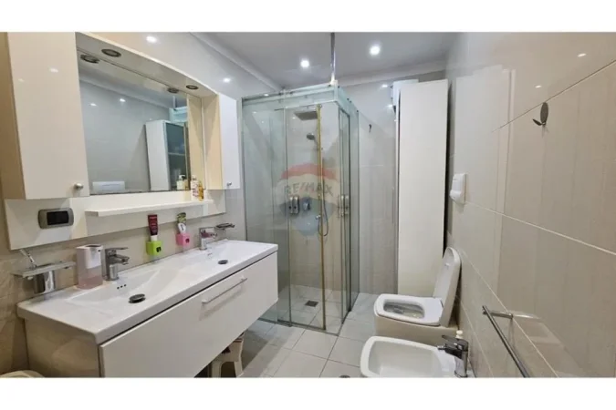 Tirane, jepet me qera apartament 3+1 Kati 9, 143 m² 1.500 € (rruga dibres)