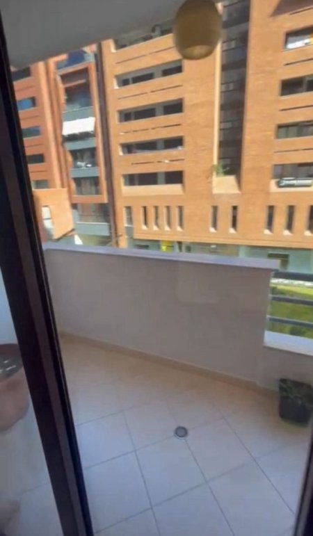 Tirane, jepet me qera apartament 1+1 Kati 2, 100 m² 500 € (JORDAN MISJA)