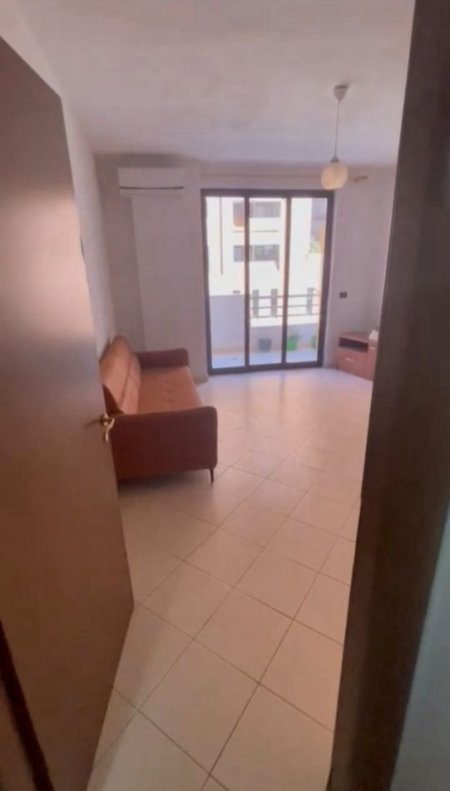 Tirane, jepet me qera apartament 1+1 Kati 2, 100 m² 500 € (JORDAN MISJA)