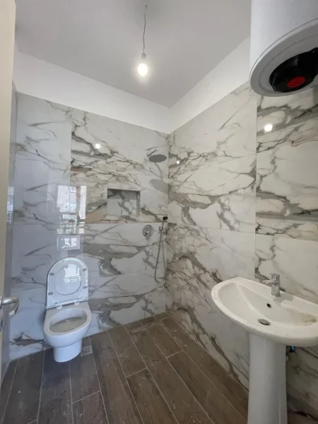 Tirane, jepet me qera apartament 2+1 Kati 2, 90 m² 700 € (Ali Demi, prane Credins Bank)