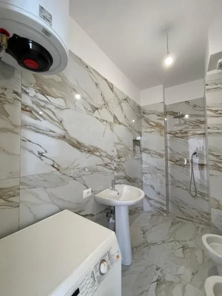 Tirane, jepet me qera apartament 2+1 Kati 2, 90 m² 700 € (Ali Demi, prane Credins Bank)