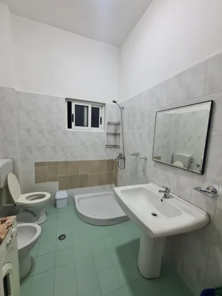 Tirane, jepet me qera apartament 1+1+Ballkon Kati 2, 70 m² 400 € (ALI DEMI)