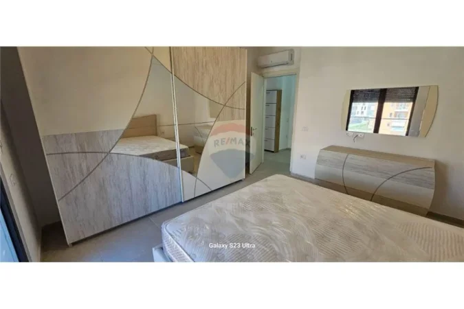 Tirane, jepet me qera apartament 2+1 , 104 m² 650 € (ish fusha e aviacionit)