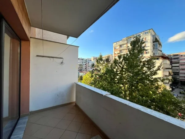 Tirane, shitet apartament 1+1+Ballkon Kati 4, 61 m² 95.000 € (Astir)